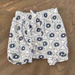 kate quinn White and Navy Printed Baby Shorts